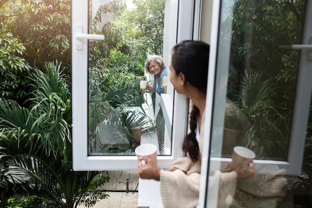 Foto mujeres tomando café juntas