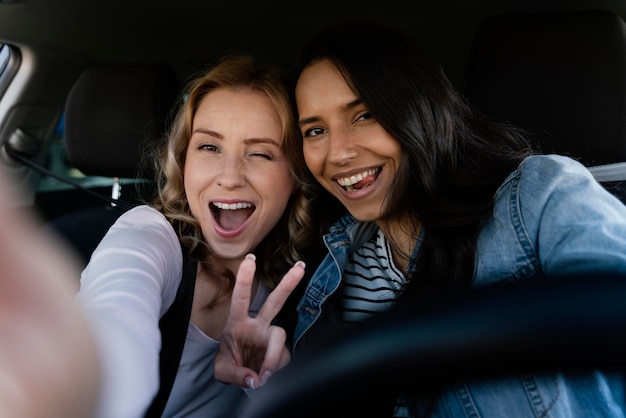 Mujeres tomando un selfie en el coche.