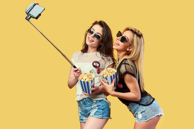 Mujeres tomando selfie con palomitas de maíz