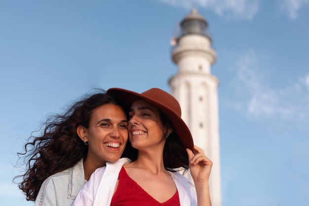 Mujeres de tomas medias posando con un faro