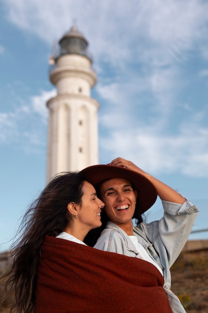 Foto mujeres de tomas medias posando con un faro