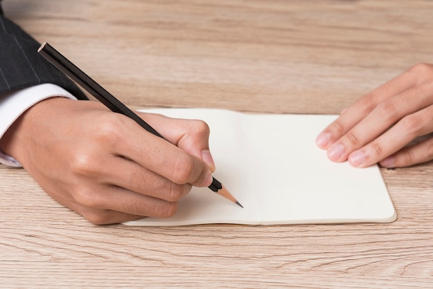 Las mujeres trabajadoras están firmando un documento