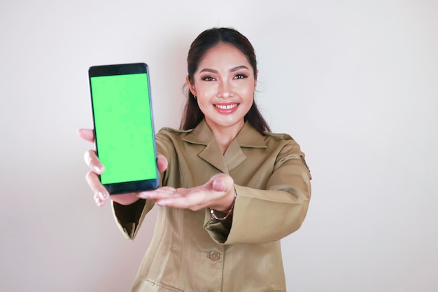 Mujeres trabajadoras del gobierno sonrientes que muestran una pantalla en blanco en el teléfono inteligente PNS con uniforme caqui