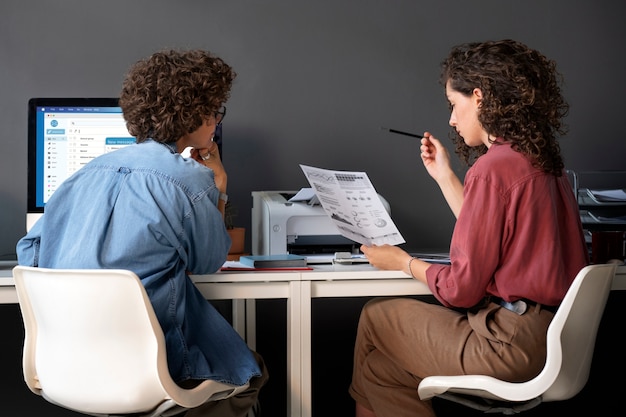 Foto mujeres trabajando juntas plano medio