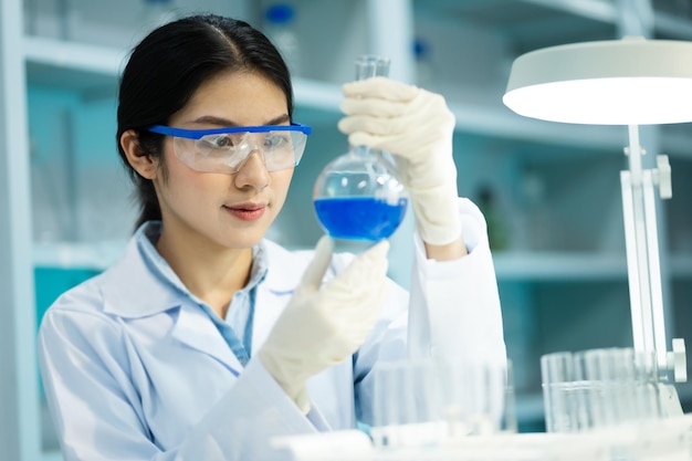 Mujeres trabajando en el laboratorio.