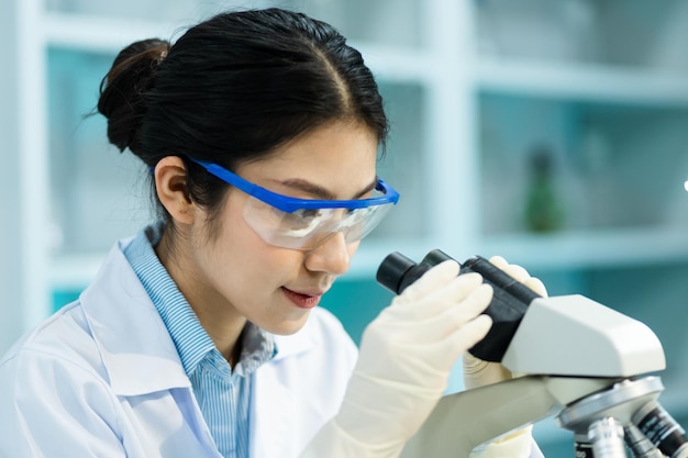 Mujeres trabajando en el laboratorio.