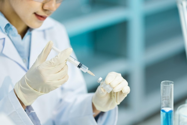 Mujeres trabajando en el laboratorio.