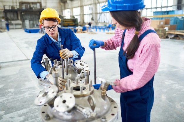 Mujeres trabajando en la planta