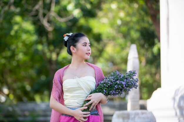 Mujeres en traje tradicional de Tailandia