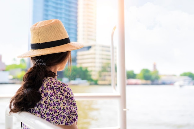 Las mujeres turistas hacen un recorrido en barco por Bangkok en Tailandia