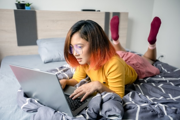 Las mujeres usan una computadora portátil trabajando desde casa.