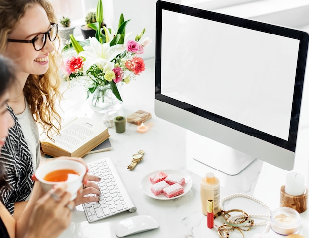 Mujeres usando computadora