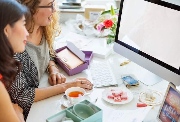 Mujeres usando computadora