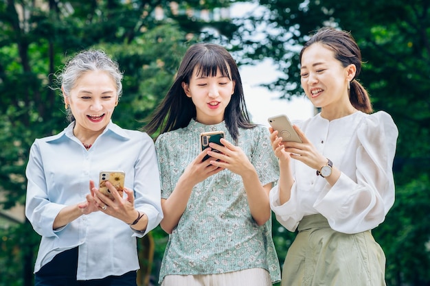 Mujeres de varias edades usando teléfonos inteligentes.