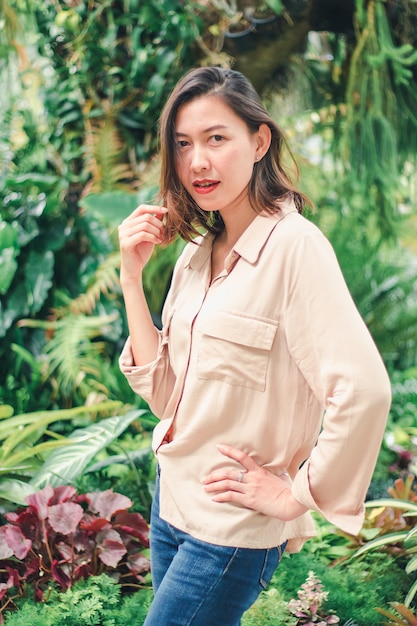 Mujeres vestidas con camisas marrones posando en el jardín