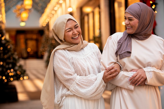 Foto mujeres vestidas con hijab y pasar un buen rato