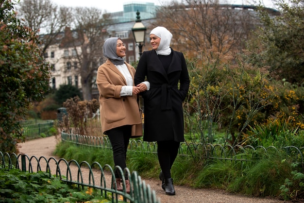 Foto mujeres vestidas con hijab y pasar un buen rato