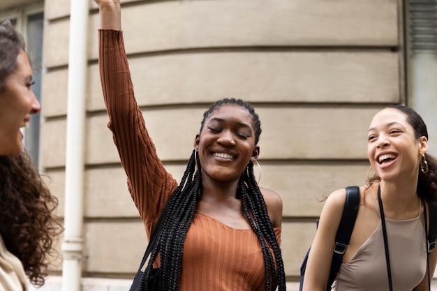 Foto mujeres viajando y divirtiéndose juntas en parís