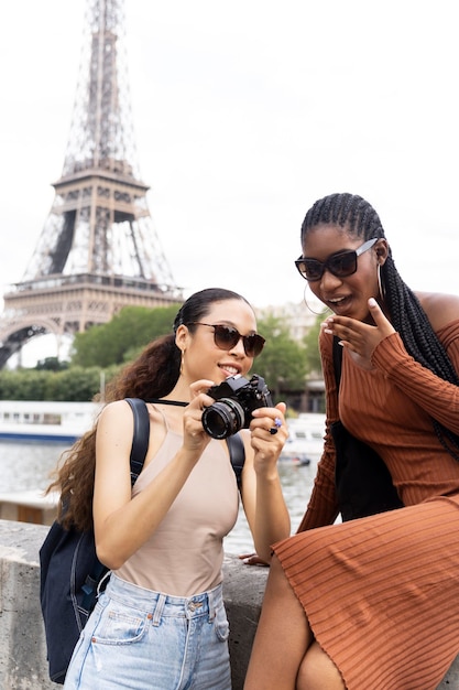 Mujeres viajando y divirtiéndose juntas en parís