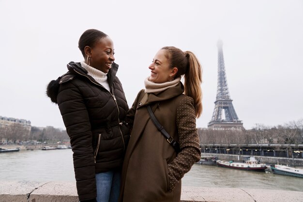 mujeres viajando en paris