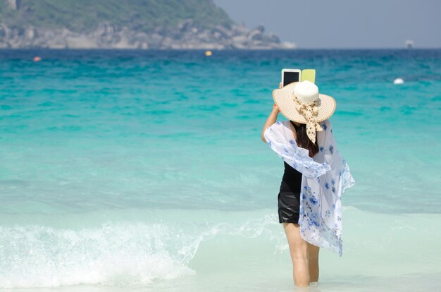 Mujeres de viaje tomando fotos