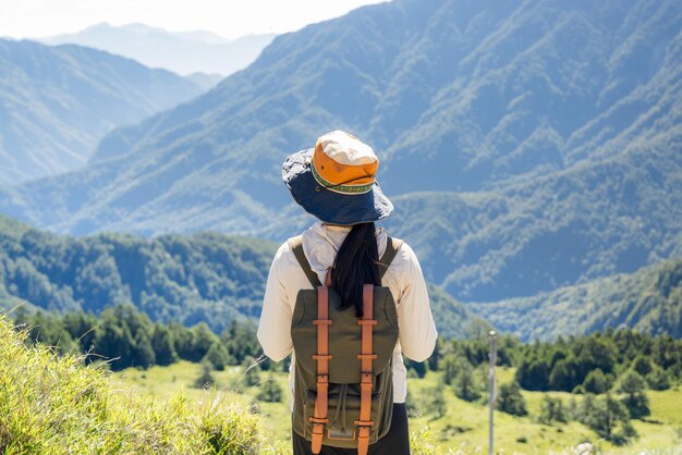 Mujeres viajeras en la montaña