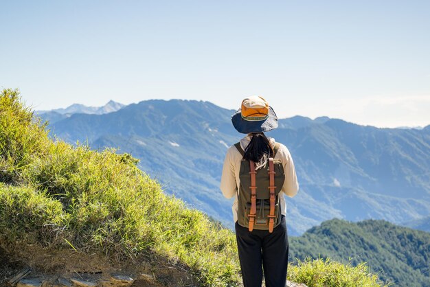 Mujeres viajeras en la montaña