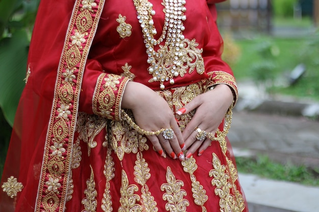 Las mujeres visten vestidos de novia musulmanes modernos de la india foto premium