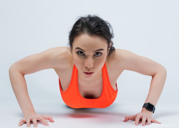 mujeres de yoga sentadas en el suelo, tiempo de relajación después del entrenamiento, mujeres de fitness