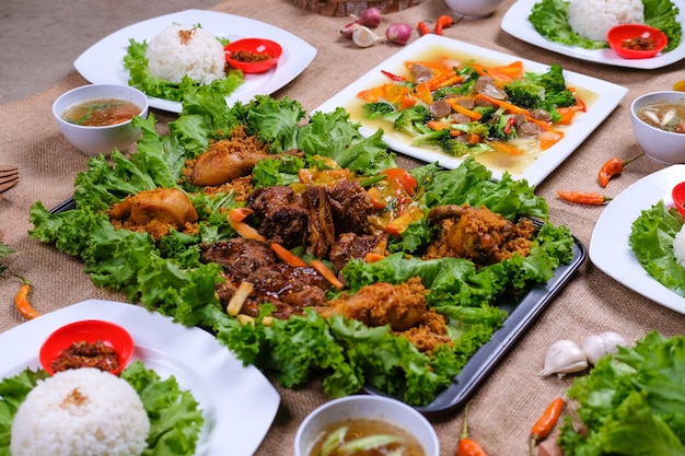 Foto mukbang gebratenes huhn und gegrilltes huhn