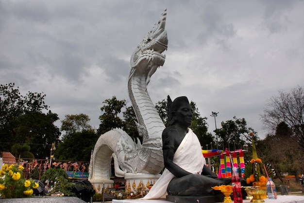 Foto mukdahan thailand 12. november große weiße naka-statue für thailändische reisende, die am 12. oktober 2019 in mukdahan thailand in der kaeng kabao-schlucht am maekong-flussufer reisen, besuchen und respektieren