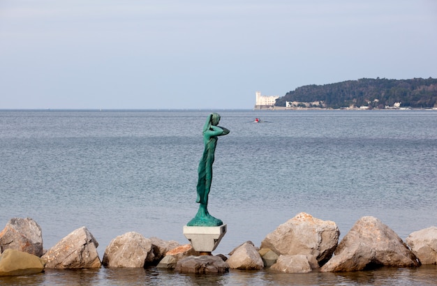 La mula de trieste - estatua en el mar