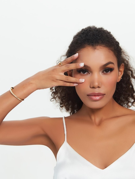 Foto mulato negro hermoso perfil de cara de mujer uong con un anillo y una joyería de pulsera