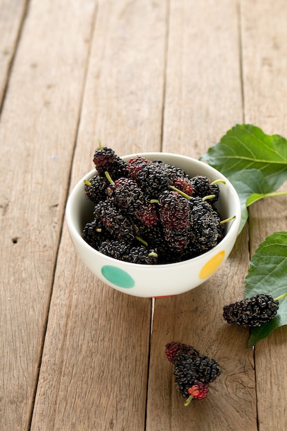 Mulberry é uma fruta saudável para fazer suco colocar no fundo da mesa de madeira.