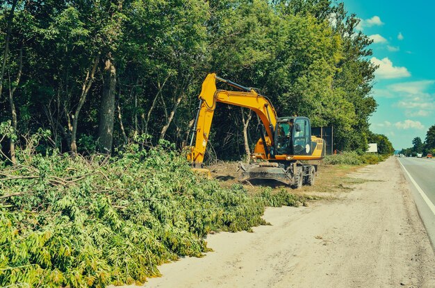 Mulcher befreit den Straßenrand von Vegetation Straßenarbeiten