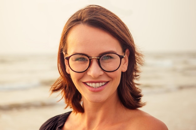 Mulher, 30-35 anos de idade, sorrindo sorriso dentuço com aparelho no fundo do mar oceano praia.