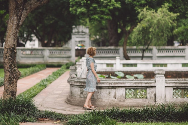 Mulher a caminhar no parque.