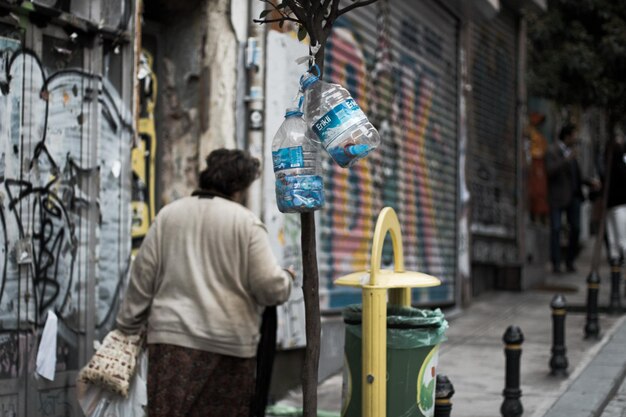 Foto mulher a caminhar pela cidade