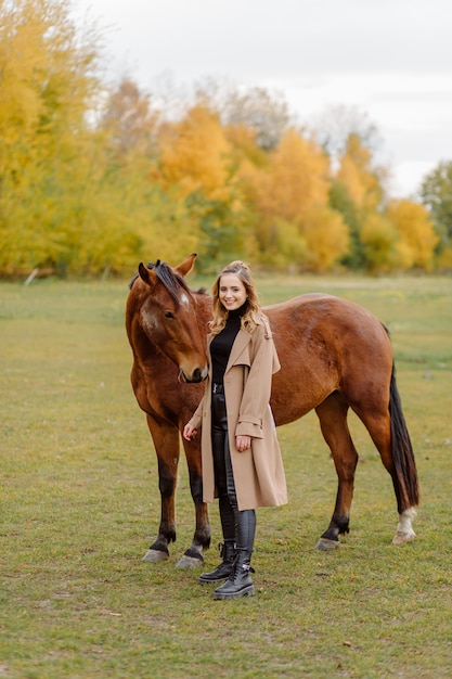 Mulher a cavalo no rancho. passeios a cavalo, hobby. conceito de animais e humanos