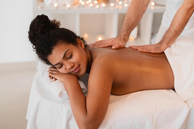 Mulher a desfrutar de uma massagem nas costas num spa