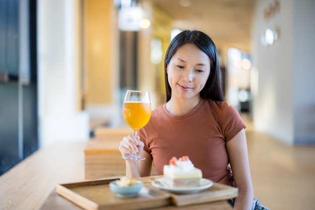 Mulher a desfrutar do chá da tarde no café