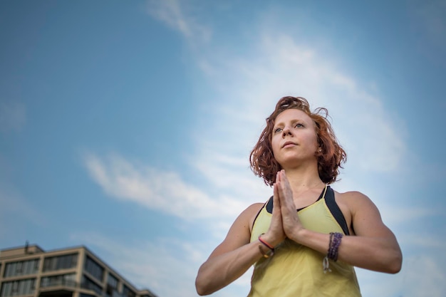 Mulher a exercitar-se contra o céu