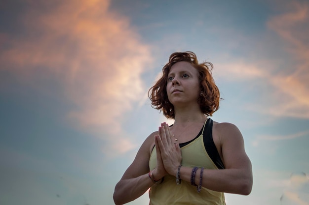 Mulher a exercitar-se contra o céu