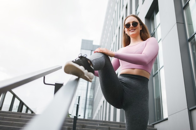 Foto mulher a fazer exercícios na cidade