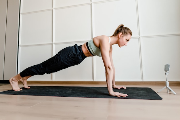 Mulher a fazer treino de desporto em casa