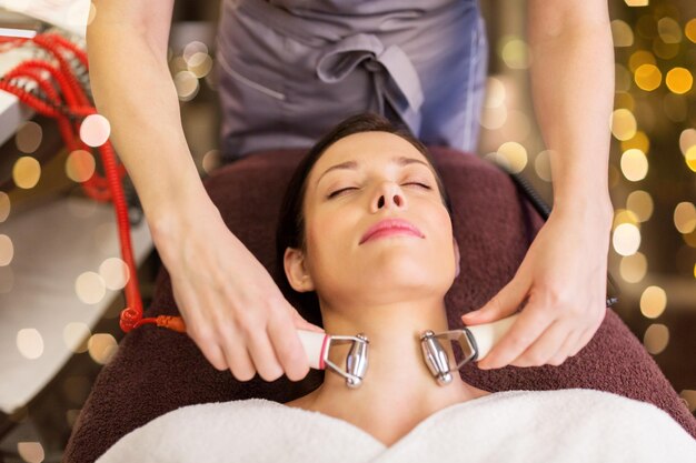Foto mulher a fazer um tratamento facial hidradérmico num spa.