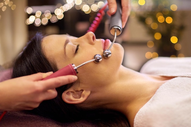 Foto mulher a fazer um tratamento facial hidradérmico num spa.