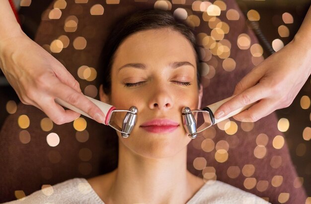 Foto mulher a fazer um tratamento facial hidradérmico num spa.