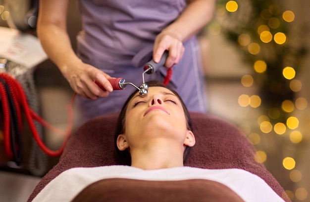 Foto mulher a fazer um tratamento facial hidradérmico num spa.