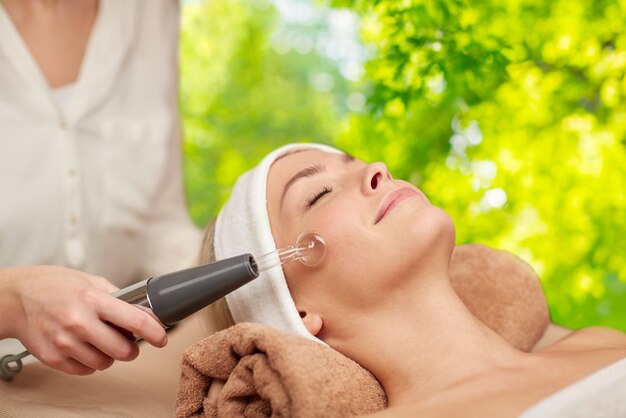 Mulher a fazer um tratamento facial hidradérmico num spa.